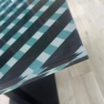 mesa de vidrio artesanal en dibujo turquesa y negro